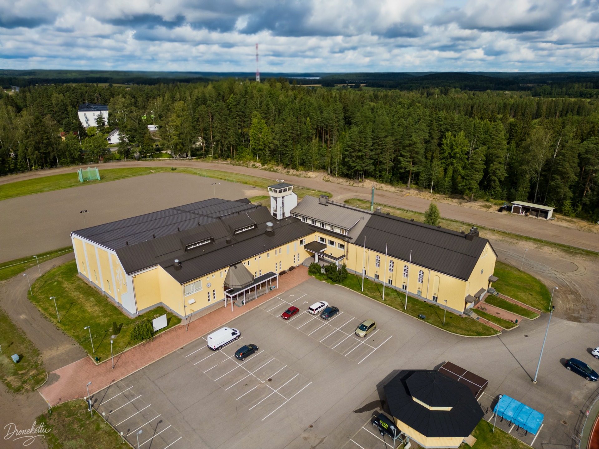 Ilmakuva Ravilinnasta Kausalassa. Dronekuva